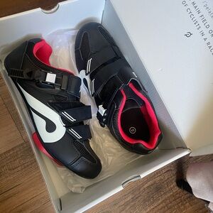Like New in box - Peloton Cycling Shoes - size 9 (42)